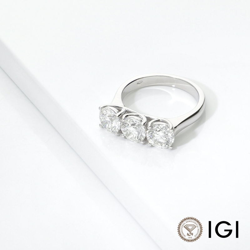 Anello trilogy lineare in oro bianco 18k con diamanti IGI, 3,00ct