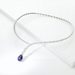 Collana choker in oro bianco 18k con zaffiro blu a goccia e diamanti 