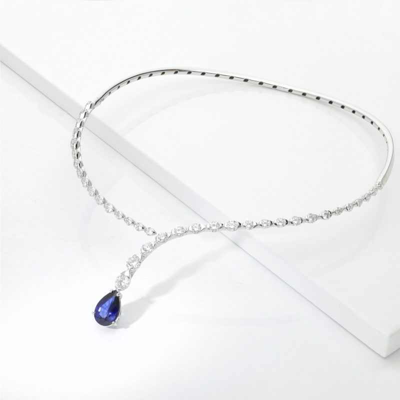 Collana choker in oro bianco 18k con zaffiro blu a goccia e diamanti 