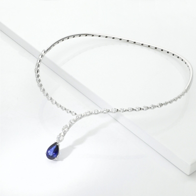 Collana choker in oro bianco 18k con zaffiro blu a goccia e diamanti 