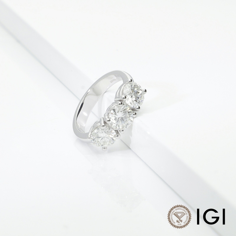 Anello trilogy in oro bianco 18k con tre diamanti IGI