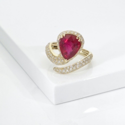 ANELLO CON BRILLANTI E GOCCIA IN RUBINO MM11X9