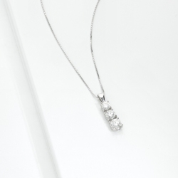 Collana trilogy a scalare in oro bianco 18k con diamanti, 0,95ct