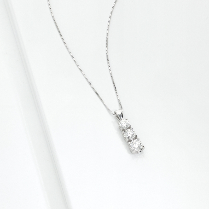 Collana trilogy a scalare in oro bianco 18k con diamanti, 0,95ct