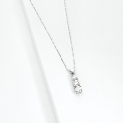 Collana trilogy a scalare in oro bianco 18k con diamanti, 0,70ct