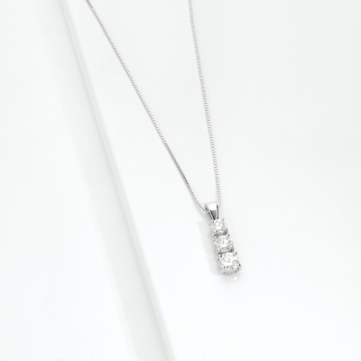 Collana trilogy a scalare in oro bianco 18k con diamanti, 0,70ct
