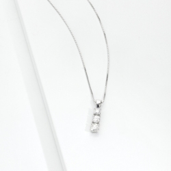 Collana trilogy a scalare in oro bianco 18k con diamanti, 0,50ct