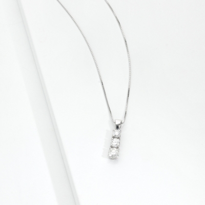 Collana trilogy a scalare in oro bianco 18k con diamanti, 0,50ct