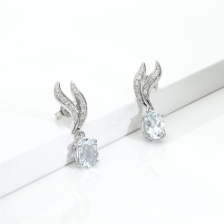 Orecchini acquamarina pendenti in oro bianco 18k con diamanti