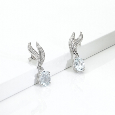 Orecchini acquamarina pendenti in oro bianco 18k con diamanti