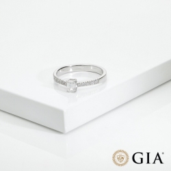 Anello con diamante taglio smeraldo 0.30 ct GIA in oro bianco 18k