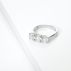 Anello trilogy in oro bianco 750 con diamanti