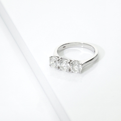 Anello trilogy in oro bianco 750 con diamanti