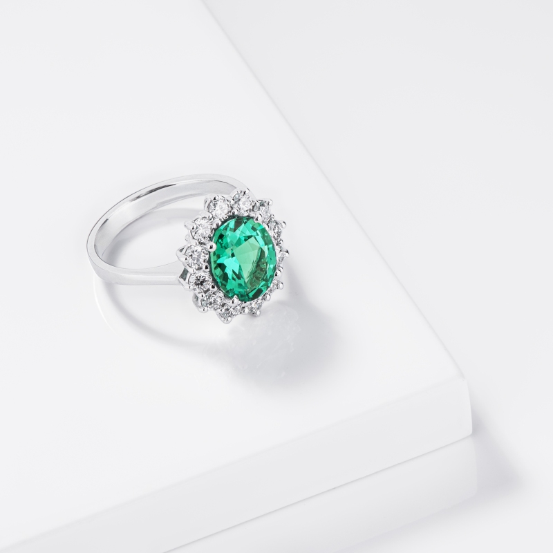 ANELLO CONTORNO CON SMERALDO OVALE MM10X8 E 12BRILLANTI