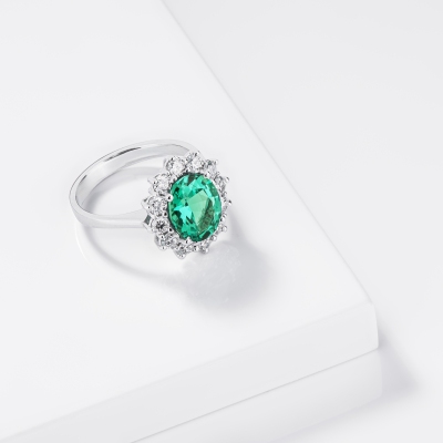 ANELLO CONTORNO CON SMERALDO OVALE MM10X8 E 12BRILLANTI
