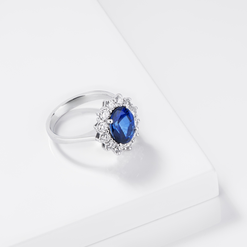Anello in oro bianco 750 con diamanti e zaffiro blu ovale