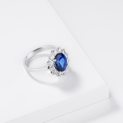 Anello in oro bianco 750 con diamanti e zaffiro blu ovale