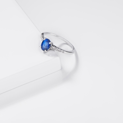 18k white gold ring with side diamonds and central blue sapphire