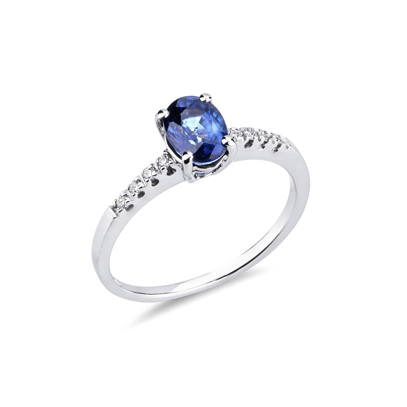 18k white gold ring with side diamonds and central blue sapphire