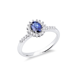 Anello in oro bianco 18k con zaffiro ovale e halo di diamanti