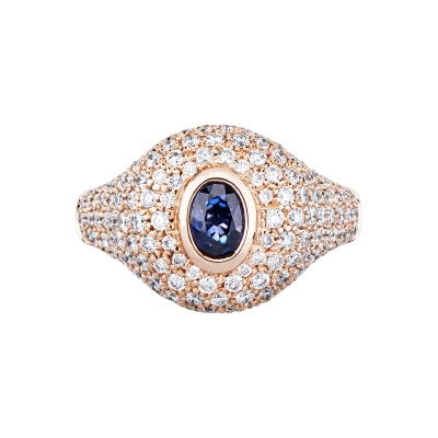 Anello in oro rosa 18k chevalier con pavè in diamanti e zaffiro blu ovale
