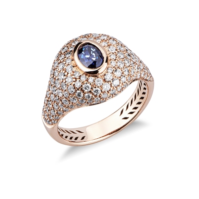Anello in oro rosa 18k chevalier con pavè in diamanti e zaffiro blu ovale