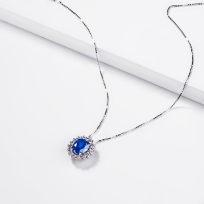 Collana zaffiro blu ovale e diamanti in oro bianco 18k