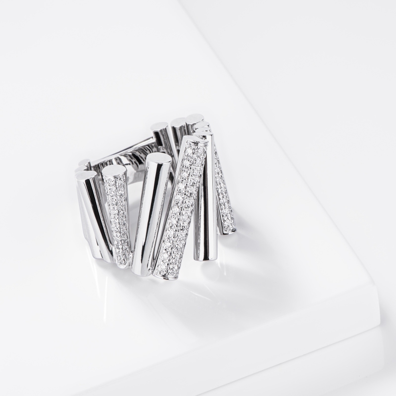 Anello in oro bianco 18k con tredici barrette alcune delle quali incastonate con diamanti