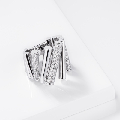 Anello in oro bianco 18k con tredici barrette alcune delle quali incastonate con diamanti