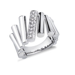 Anello in oro bianco 18k con dettagli scultorei e pavé di diamanti