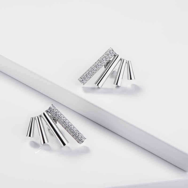 Orecchini in oro bianco 750 a quattro barrette con diamanti