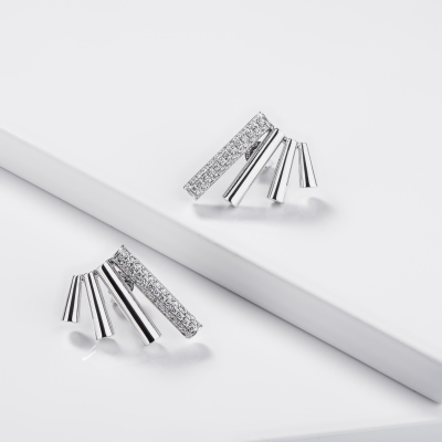 Orecchini in oro bianco 750 a quattro barrette con diamanti