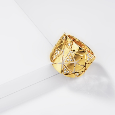 Anello fascia in oro giallo 18k con triangoli satinati e in diamanti