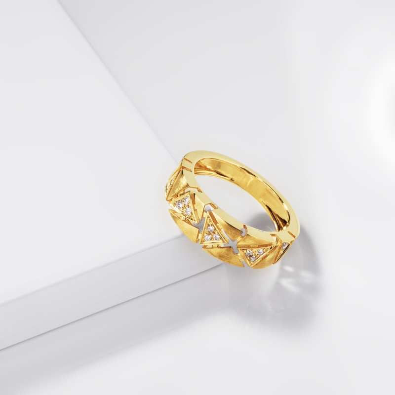 Anello in oro giallo 750 con diamanti e triangoli satinati