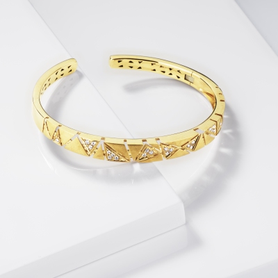 Bracciale rigido design in oro giallo 18k con triangoli satinati e diamanti