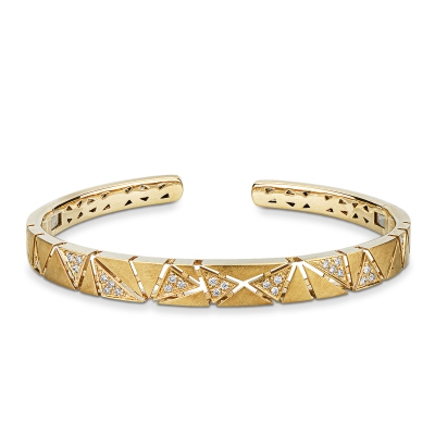 Bracciale rigido design in oro giallo 18k con triangoli satinati e diamanti