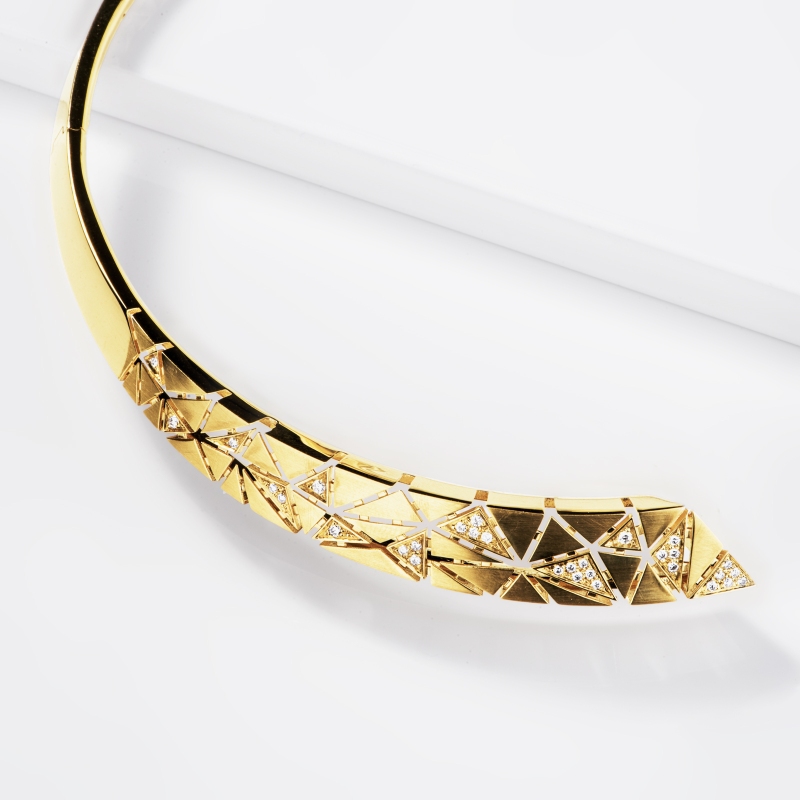 Collana in oro giallo 18k design con triangoli satinati e diamanti