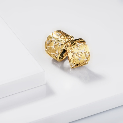 Orecchini in oro giallo 18k con triangoli satinati e diamanti