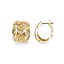 Orecchini in oro giallo 18k con triangoli satinati e diamanti