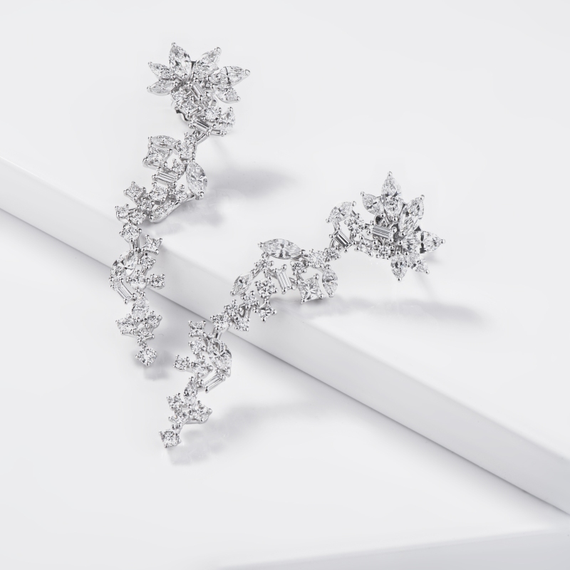 Orecchini pendenti in oro bianco 18k con diamanti navette, princess e baguette