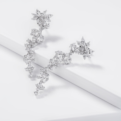 Orecchini pendenti in oro bianco 18k con diamanti navette, princess e baguette