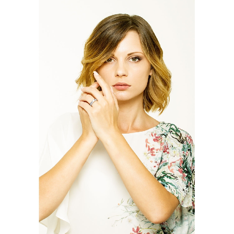 18k white gold ring with central diamond and blue sapphires 