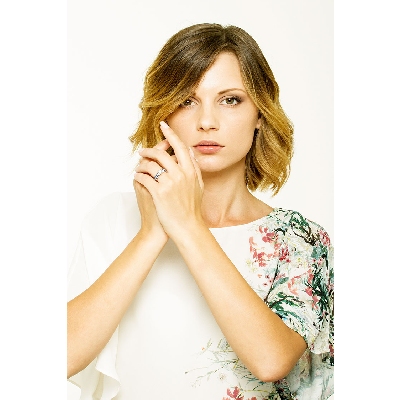 18k white gold ring with central diamond and blue sapphires 