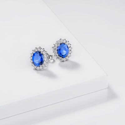Orecchini a rosetta in oro bianco 18k con zaffiro blu e diamanti