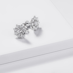 Orecchini a fiore con diamanti in oro bianco 18k 2
