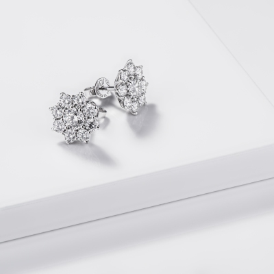 Orecchini a fiore con diamanti in oro bianco 18k