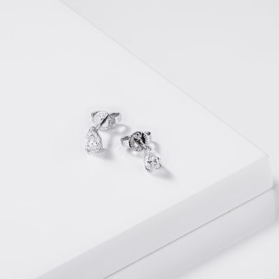 Orecchini punto luce goccia in oro bianco 18k con diamante GIA