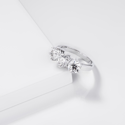 Anello trilogy in oro bianco 18k con diamanti IGI 3,00 ct