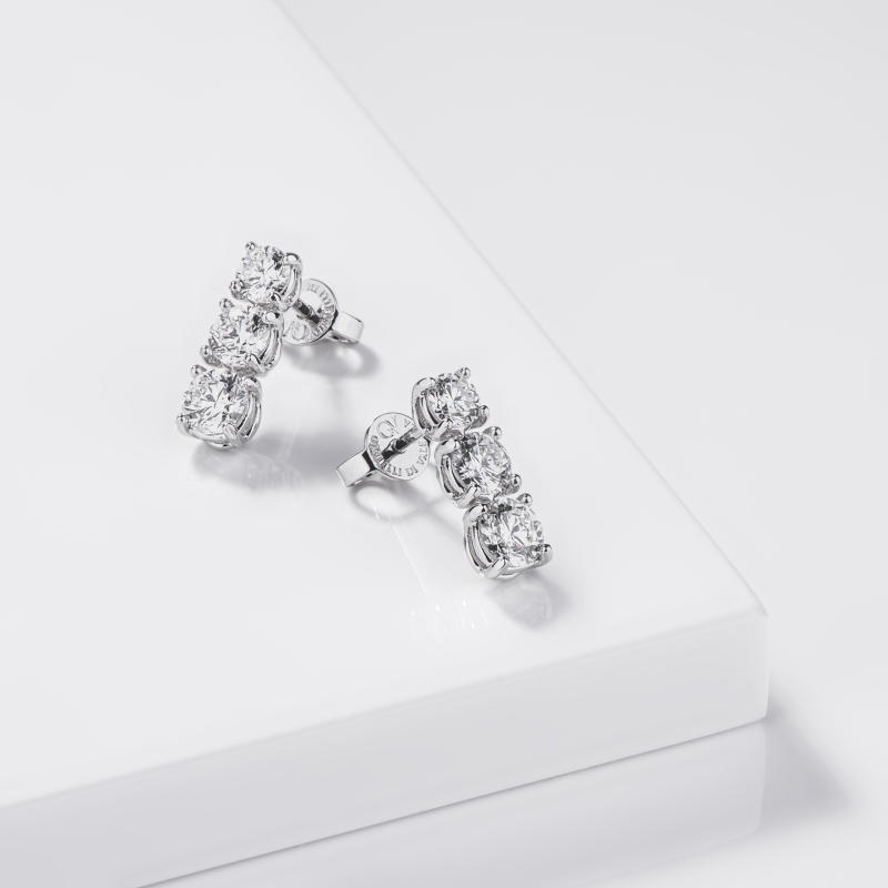 Orecchini trilogy a scalare in oro bianco 18k impreziositi da diamanti