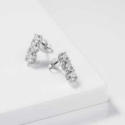 Orecchini trilogy a scalare in oro bianco 18k impreziositi da diamanti